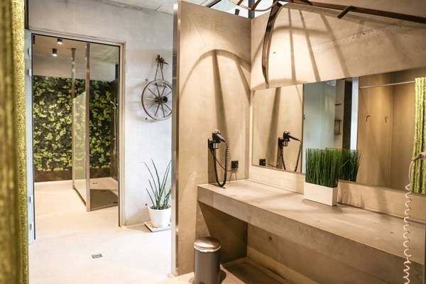Dusche und Spiegelbereich im Camping Resort Allweglehen