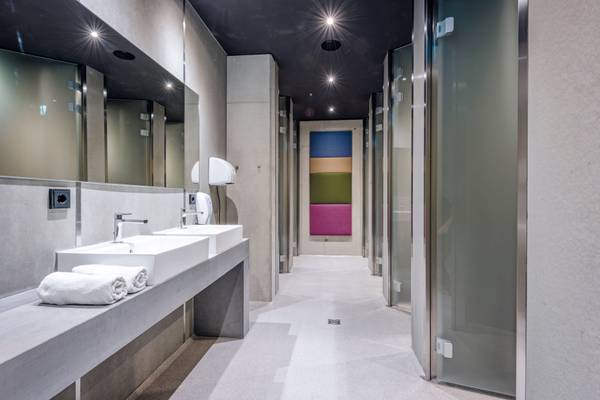 Badezimmer im Camping Resort Allweglehen mit modernen Waschbecken und Handtuchhaltern.