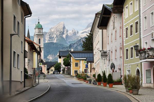 Straße mit Gebäuden und Bergen im Hintergrund