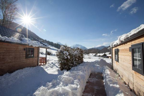 Winteransicht des Camping Resorts Allweglehen mit verschneiten Dächern und Wegen.