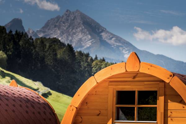 Camping Resort Allweglehen mit Berghintergrund.