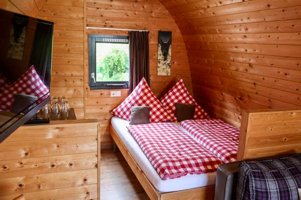 Doppelbett im Holzhaus im Camping Resort Allweglehen
