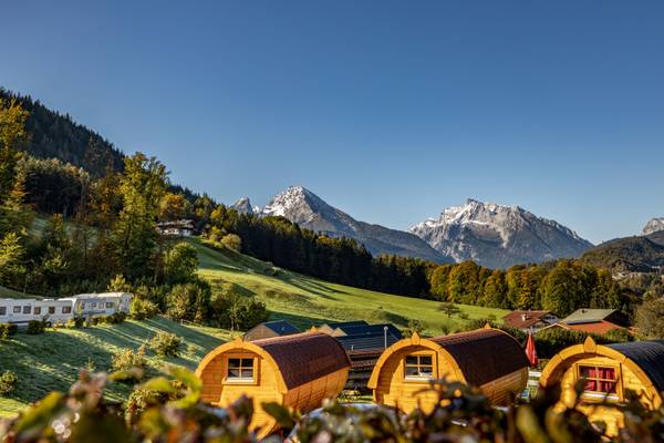 Camping Resort Allweglehen mit Bergpanorama im Hintergrund.