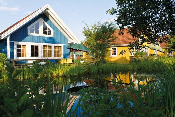Südsee-Camp feriehuse ved vandet med blå og gule huse.