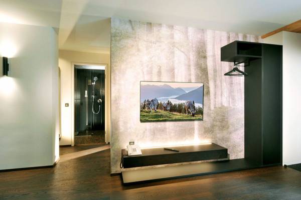 Innendesign des Ferienparadies Natterer See Campingplatzes mit Fernseher, Telefon und Holzboden.