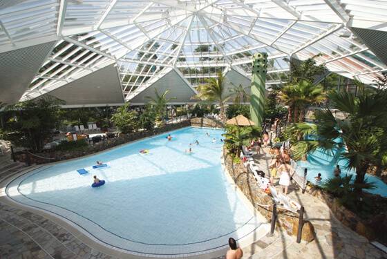 Indoor pool på Südsee-Camp med mennesker, der svømmer og slapper af