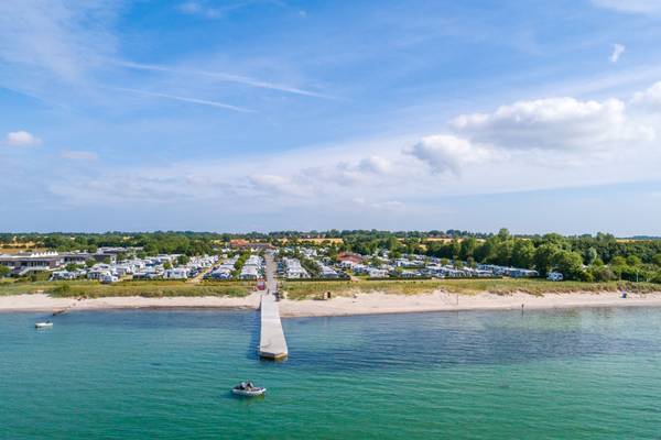 Vista aérea del camping Insel-Camp Fehmarn con barcos y un muelle