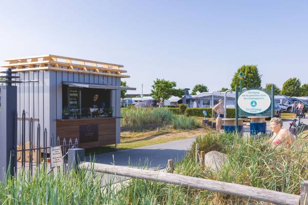 Punto de venta y señal informativa en Insel-Camp Fehmarn