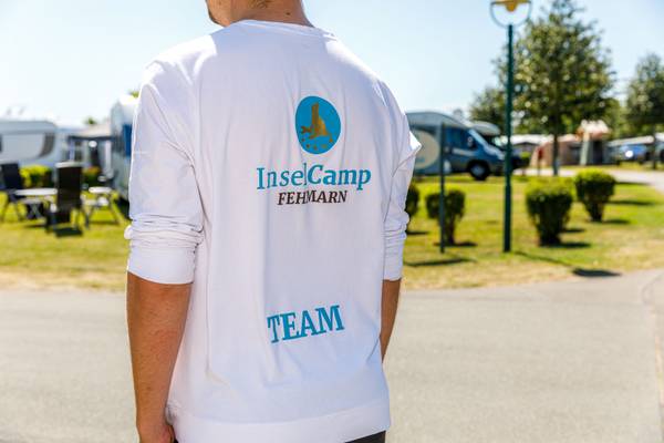 Una vista posterior de una camiseta blanca del equipo de Insel-Camp Fehmarn.