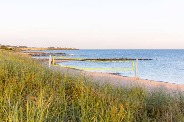 Playa con una red de voleibol en Insel-Camp Fehmarn