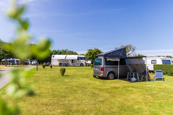 Campamento Insel-Camp Fehmarn con auto y tienda