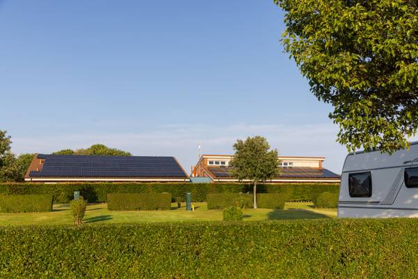 Paneles solares en los techos de los edificios del camping Insel-Camp Fehmarn.