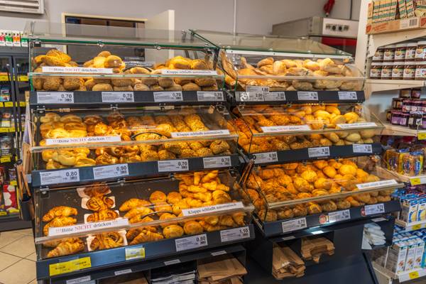 Exhibición de panes y croissants en Insel-Camp Fehmarn con varios tipos de panes y croissants.