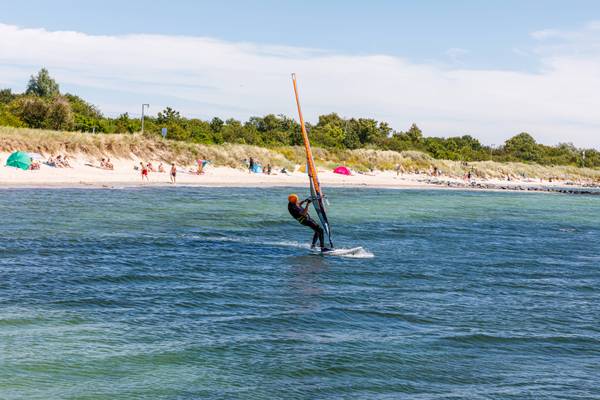 Windsurfista en el campamento de la isla de Fehmarn