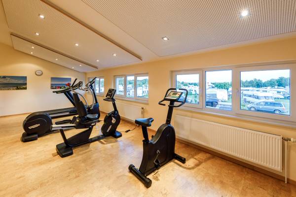 Sala de fitness con cintas de correr y entrenadores de bicicleta en Insel-Camp Fehmarn