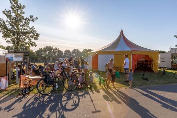 Campamento Insel-Camp Fehmarn con muchos visitantes y tiendas
