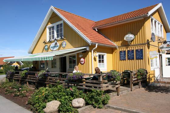 Gult hus med terrasse på Sudsee-Camp camping.