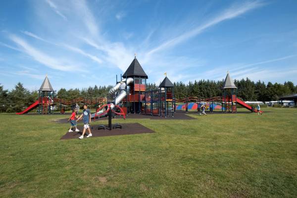 Parque de juegos en Jambo Feriepark con tobogán y estructuras de escalada.