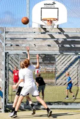 Basketballspiel auf dem Hvidbjerg Strand Feriepark mit Spielern in Aktion.