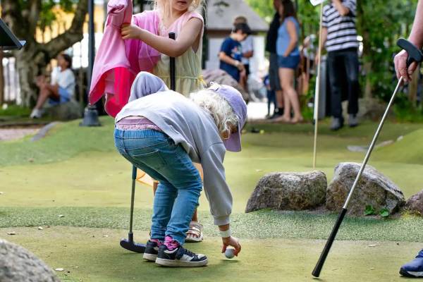 Kinder spielen Minigolf im Hvidbjerg Strand Feriepark Campingplatz.