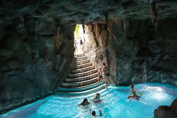 Schwimmbad in einer Höhle im Hvidbjerg Strand Feriepark Campingplatz.