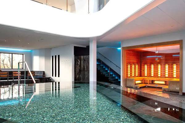Innenbereich des Hvidbjerg Strand Feriepark mit Pool und Sauna