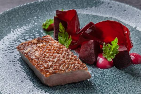 Gericht auf Teller mit Fleisch und Rotkohl