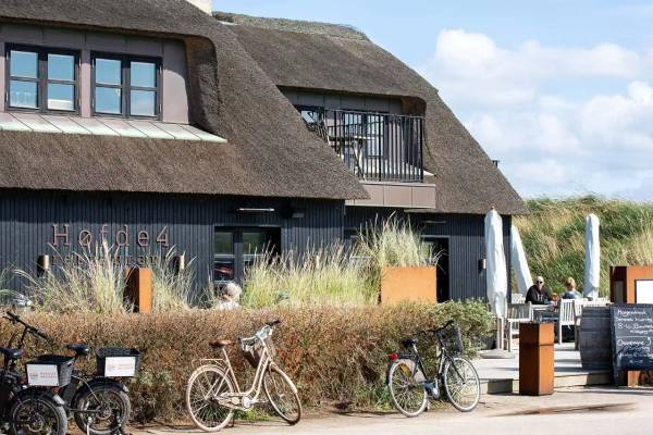 Hofde4 Restaurant im Hvidbjerg Strand Feriepark mit geparkten Fahrrädern davor.