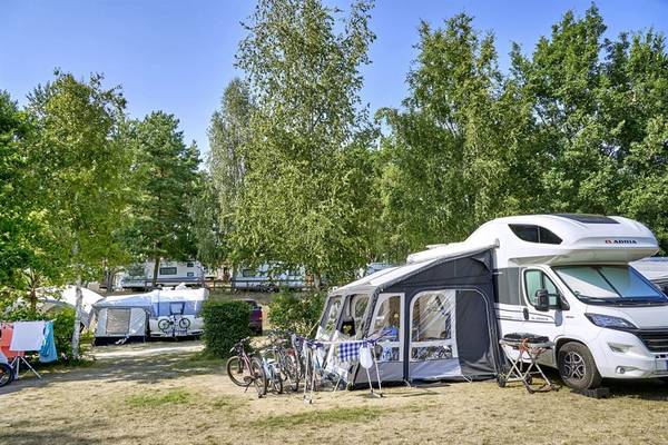 RV and tents at the Camping- und Ferienpark Havelberge campsite.