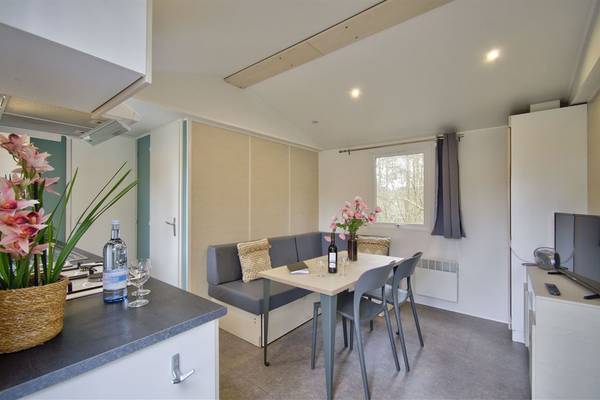 Mobilehome Living area of Havelberge Camping and Holiday Park with table, chairs, and flowers