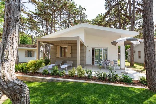 Camping Villaggio Turistico Internationale met een modern wit huis omgeven door bomen.