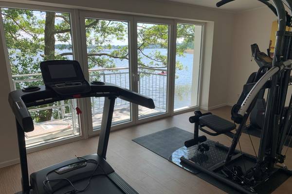 Camping- und Ferienpark Havelberge fitness room with lake view