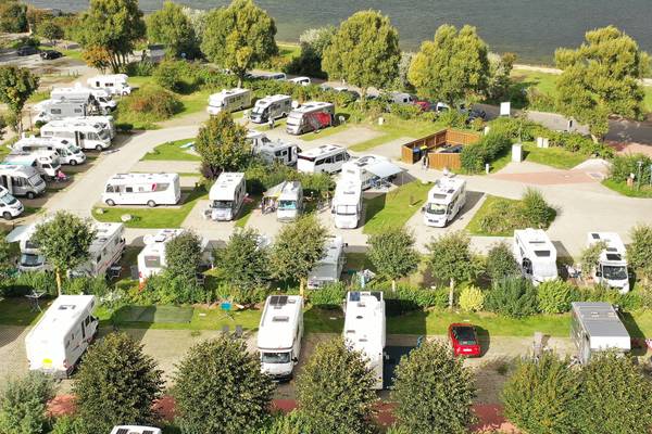 Luftaufnahme des Wulfener Hals Campingplatzes mit Wohnmobilen an der Ostsee.
