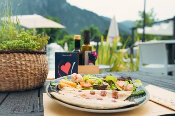 Plat de poisson frais au camping Lago Idro Glamping Boutique
