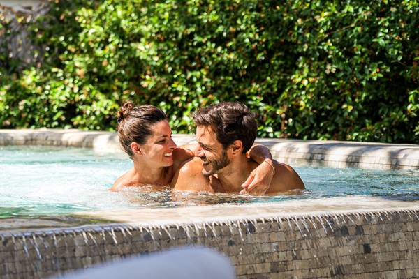 Couple dans la piscine au Camping Village Le Brasilia