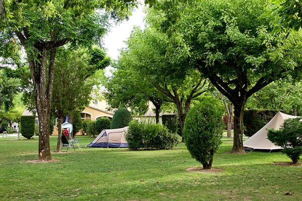 Camping Natural Parc L`Ardéchois con tiendas y árboles