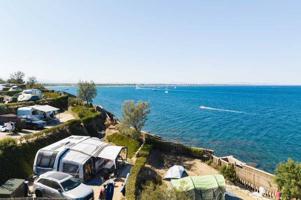 Luftaufnahme von Camping Les Criques de Porteils mit Meer und Booten.