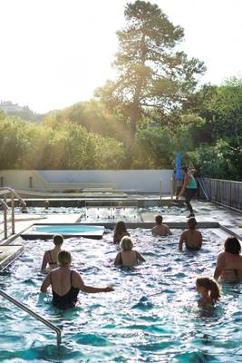 Menschen, die im Camping Les Criques de Porteils im Pool trainieren.