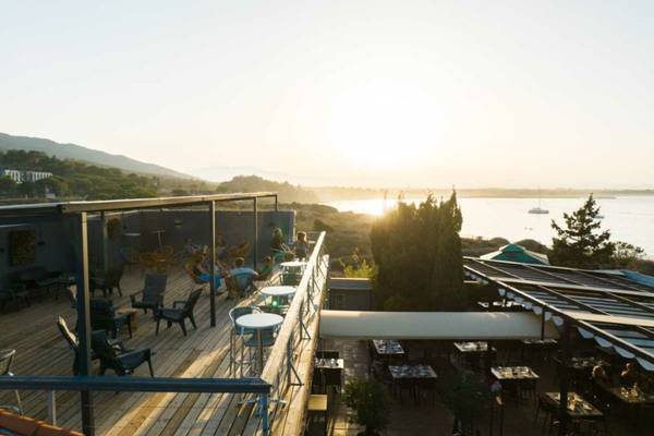 Dachterrasse des Campingplatzes Les Criques de Porteils mit Meerblick bei Sonnenuntergang.