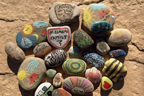 Eine Sammlung bunt bemalter Steine im Camping Les Criques de Porteils.