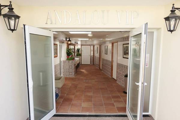 Entree van Andalou VIP camping met open deuren en betegelde gang.