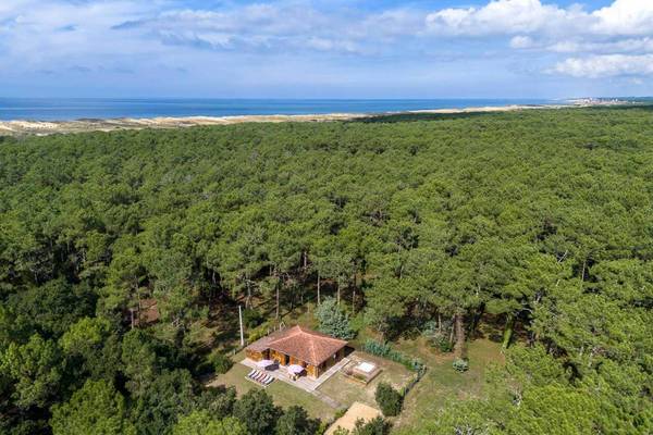Luchtfoto van Camping Village Sylvamar met een huis en zee op de achtergrond.