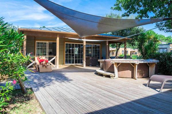 Terras met jacuzzi in Camping Village Sylvamar, een gezellige accommodatie.
