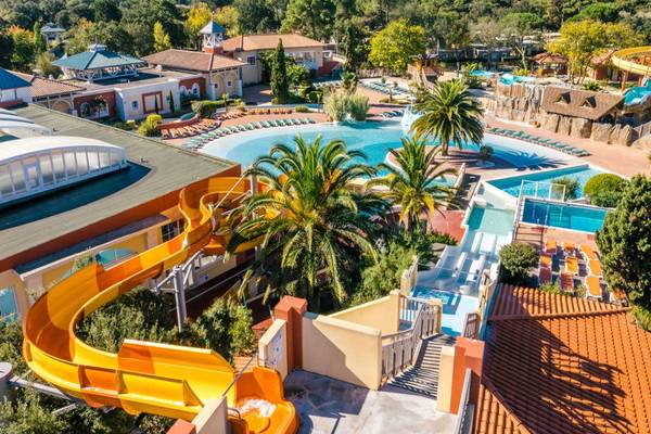 Luchtfoto van Camping Village Sylvamar waterpark met zwembaden en glijbanen.