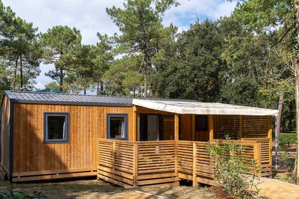 Houten chalet met veranda op Camping Village Sylvamar