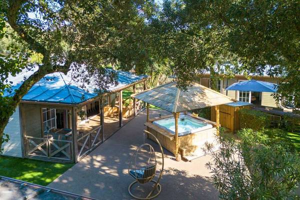Luchtfoto van Camping Village Sylvamar met jacuzzi en hutten.