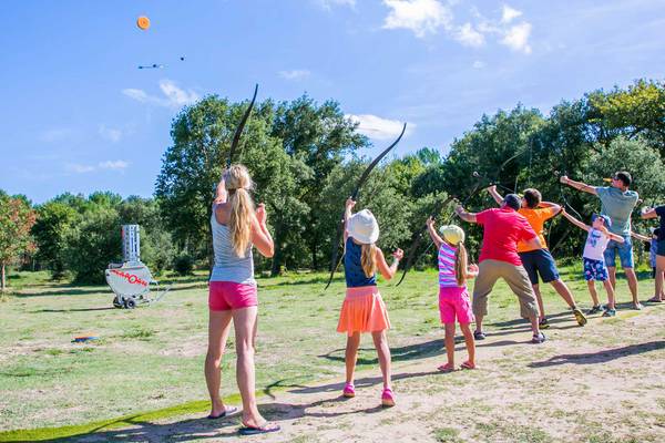 Boogschietenactiviteit in Camping Village Sylvamar met een groep mensen die bogen en pijlen vasthouden