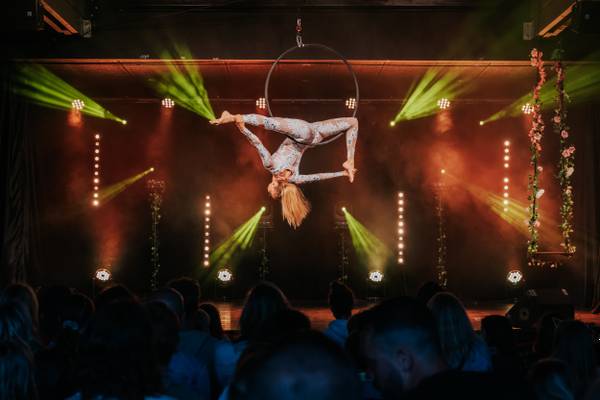 Kvinde udfører trapeznummer på Camping Village Les Mouettes