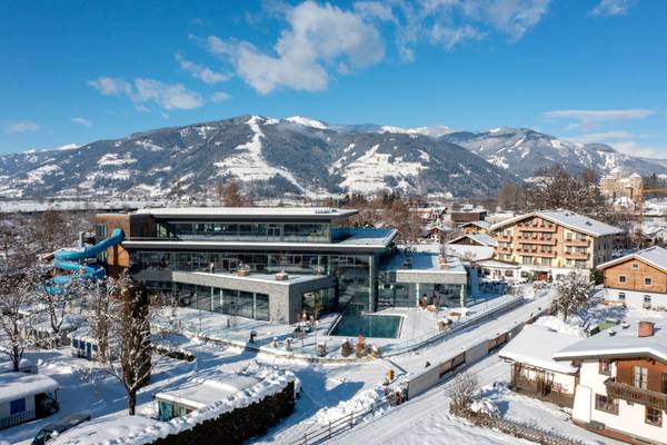 Vista aerea dello Sportcamp Woferlgut in inverno con neve e montagne sullo sfondo.
