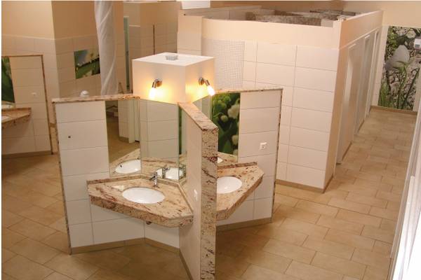 Badezimmer im LuxOase Freizeitpark-Campingplatz mit zwei Waschbecken und Spiegeln.